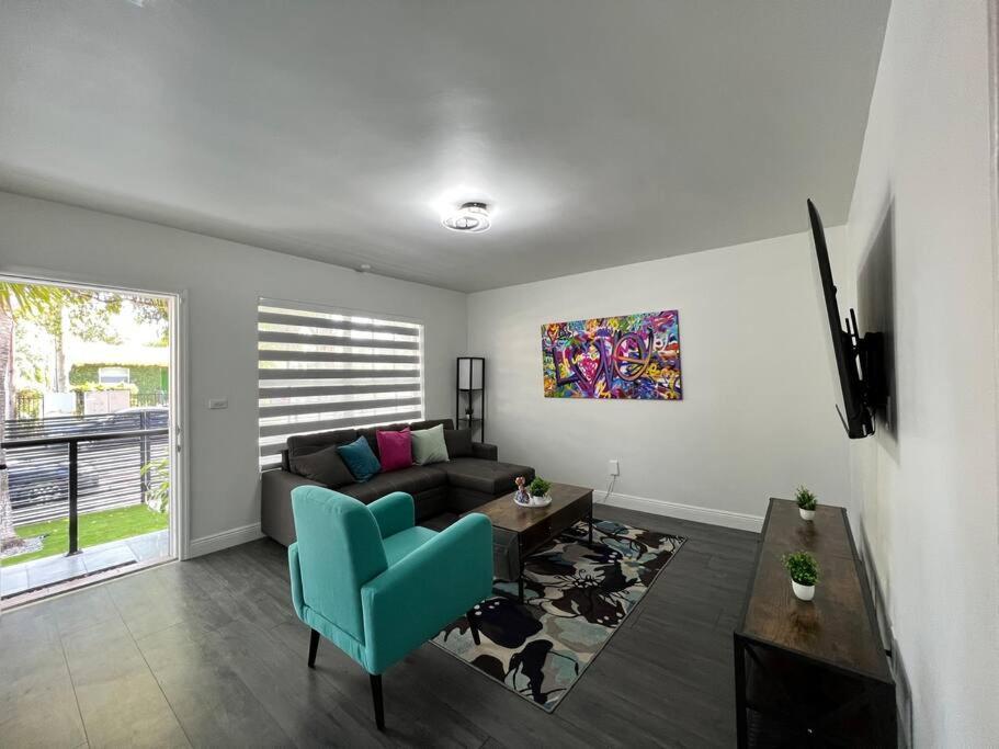 Apartment Stylish 3/2 Centrally Located!