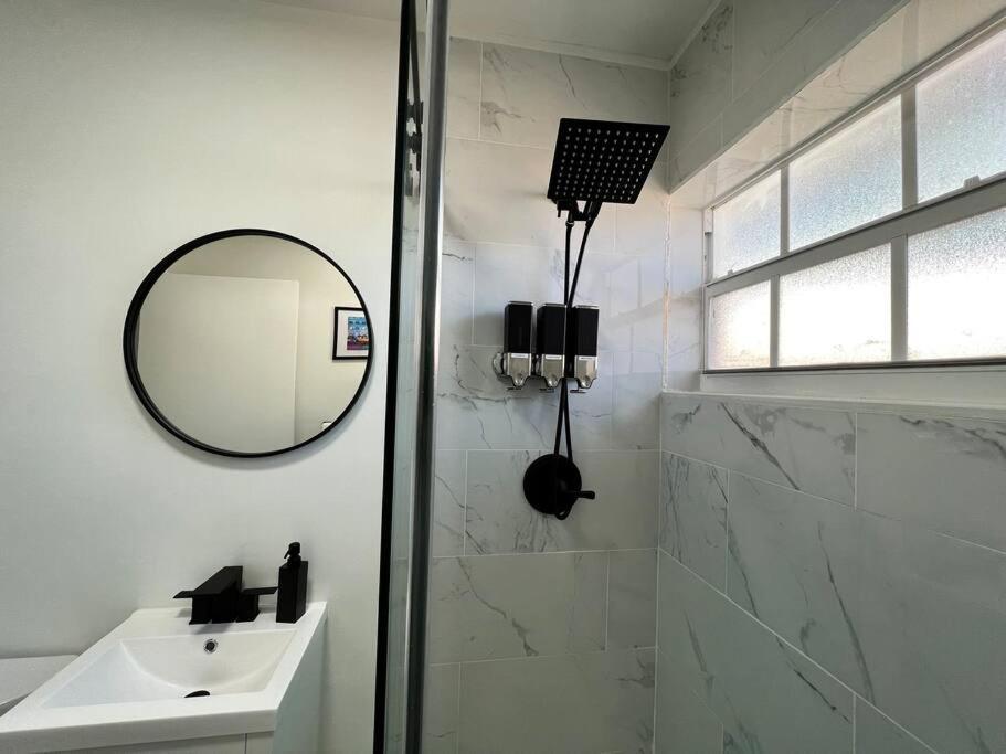 Stylish 3/2 Centrally Located! Apartment *