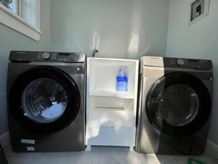 Stylish 3/2 Centrally Located! Apartment *