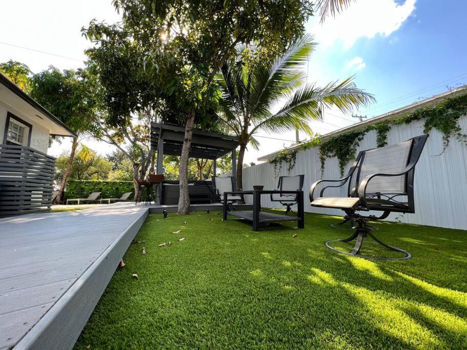 Apartment Stylish 3/2 Centrally Located!