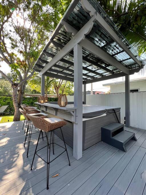 Stylish 3/2 Centrally Located! Apartment *