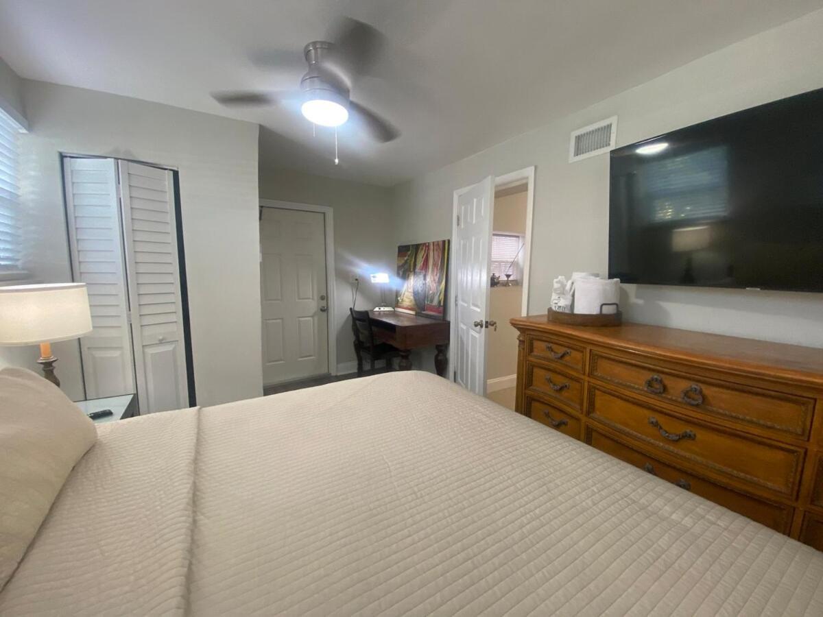 Townhouse With Patio, Gazebo, Free Parking, Centrally Located Holiday home