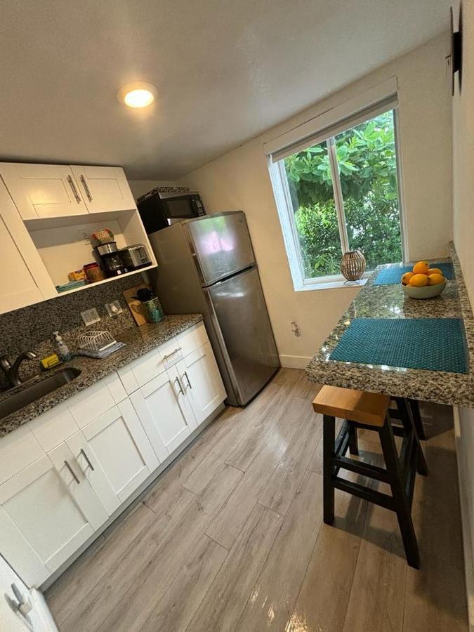 2 Twin Bedroom - Location In - Luggage Storage, Parking And Laundry For Free!!!! *