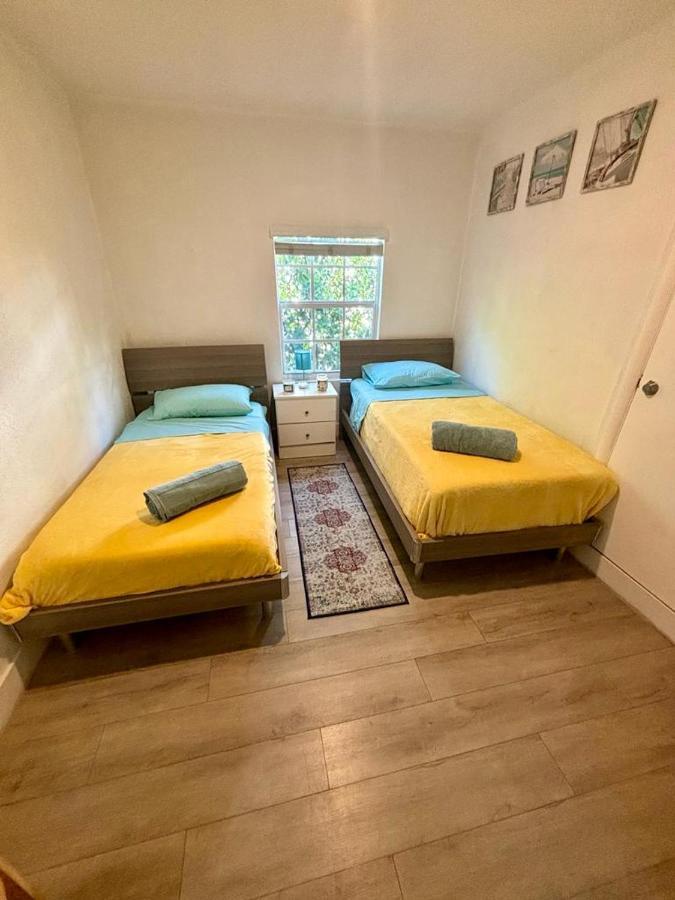 2 Twin Bedroom - Location In - Luggage Storage, Parking And Laundry For Free!!!! *