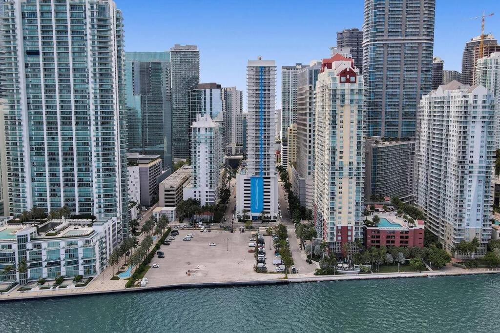 Superb Private Unit Perfectly Located In Brickell Apartment *