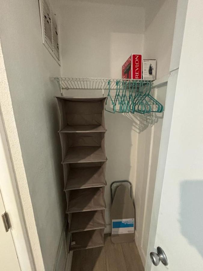 2 Twin Bedroom - Location In - Luggage Storage, Parking And Laundry For Free!!!! * Miami