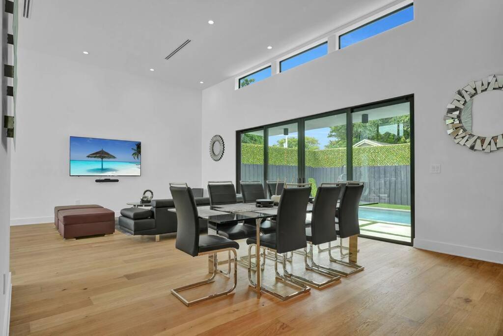 Design House -heated Pool -big Yard -gated Parking Villa