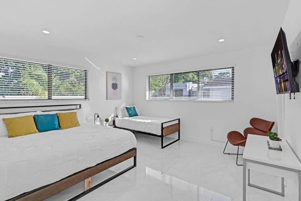 Villa Modern Home, Heated Pool Hot-tub, 12min To Ocean Miami
