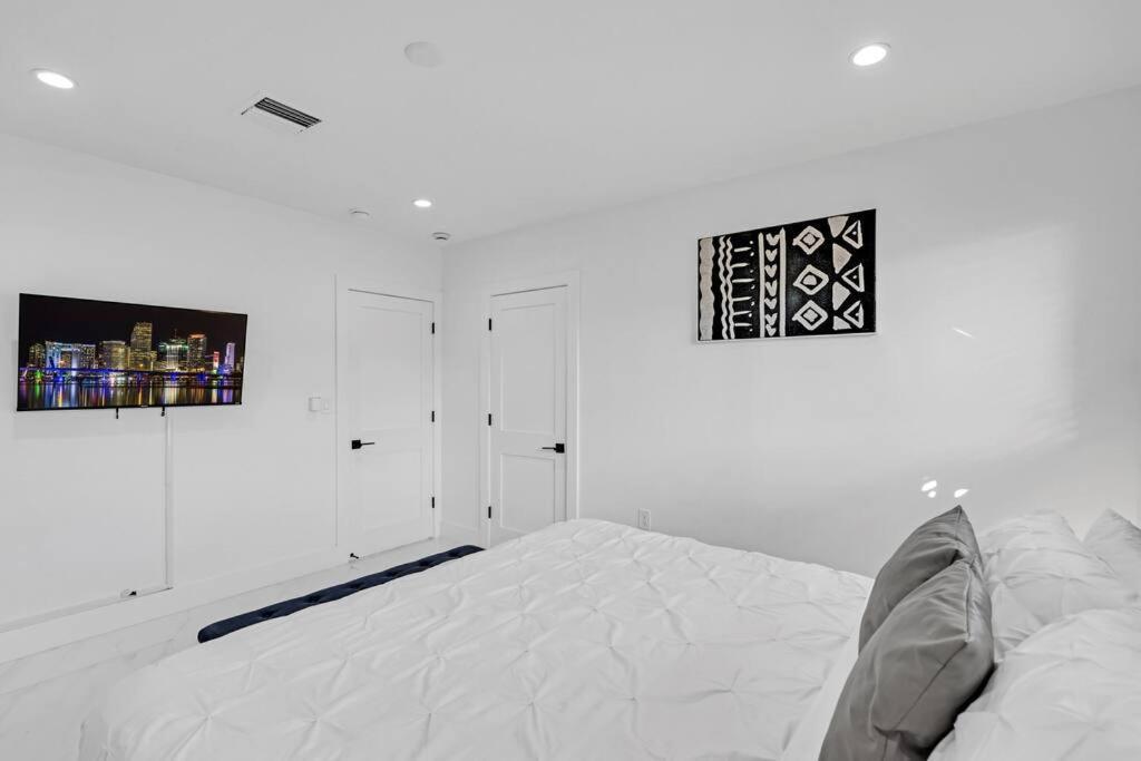 Villa Modern Home, Heated Pool Hot-tub, 12min To Ocean Miami