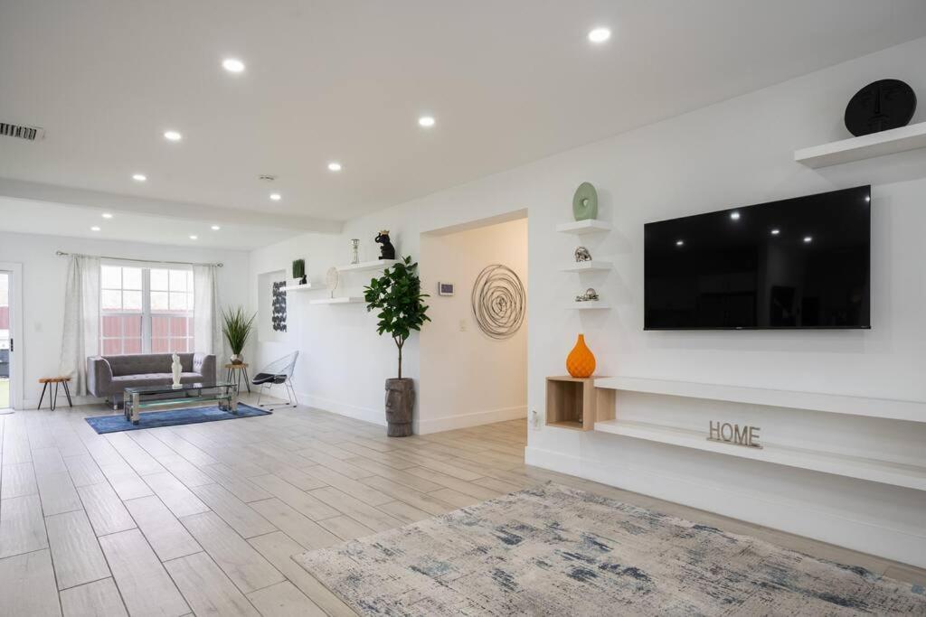 Holiday home Retreat To Luxury / 4br/ Bbq / Courtyard/parking Miami