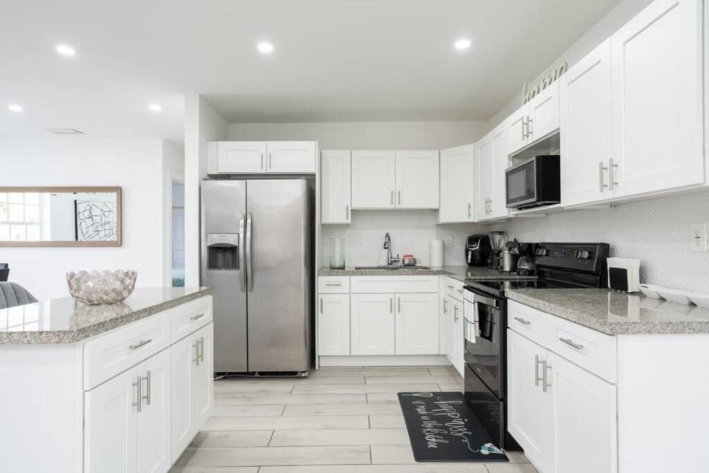 Holiday home Retreat To Luxury / 4br/ Bbq / Courtyard/parking
