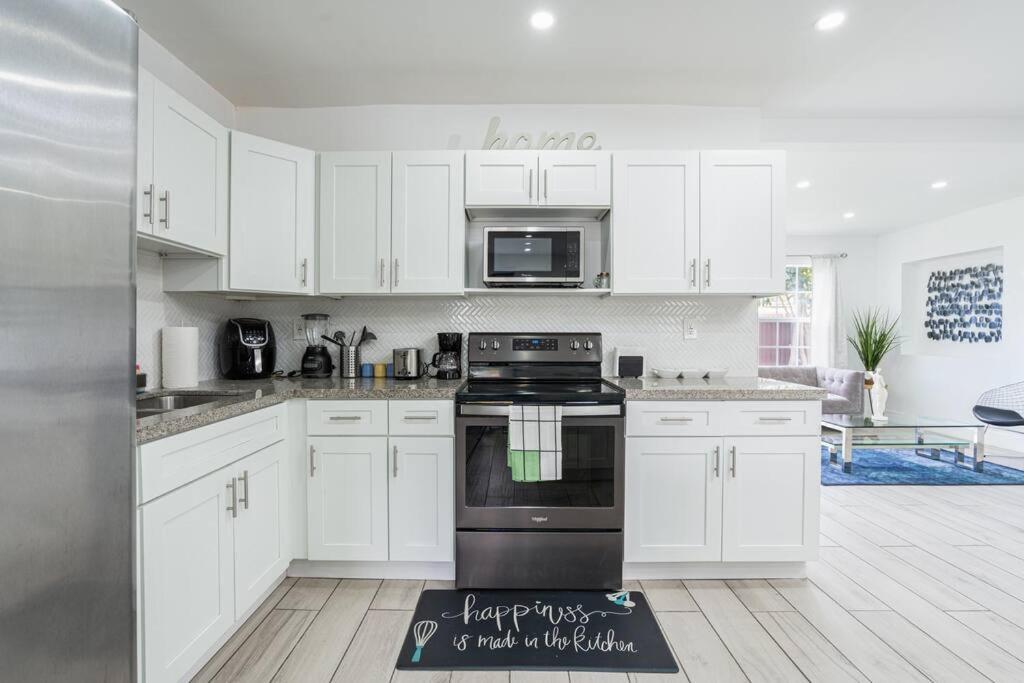 Retreat To Luxury / 4br/ Bbq / Courtyard/parking Holiday home Miami