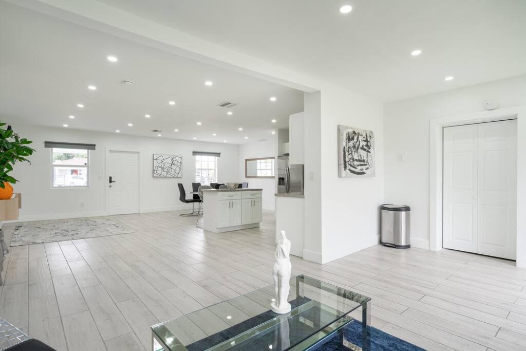 Retreat To Luxury / 4br/ Bbq / Courtyard/parking Holiday home Miami