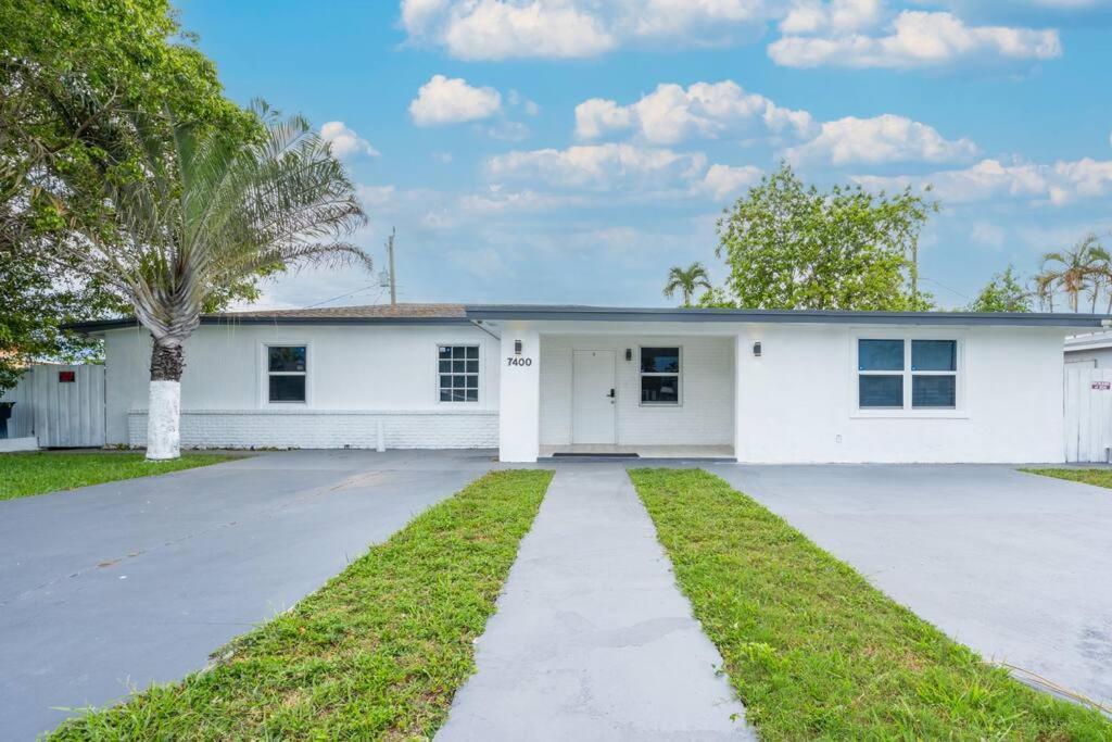 Retreat To Luxury / 4br/ Bbq / Courtyard/parking *