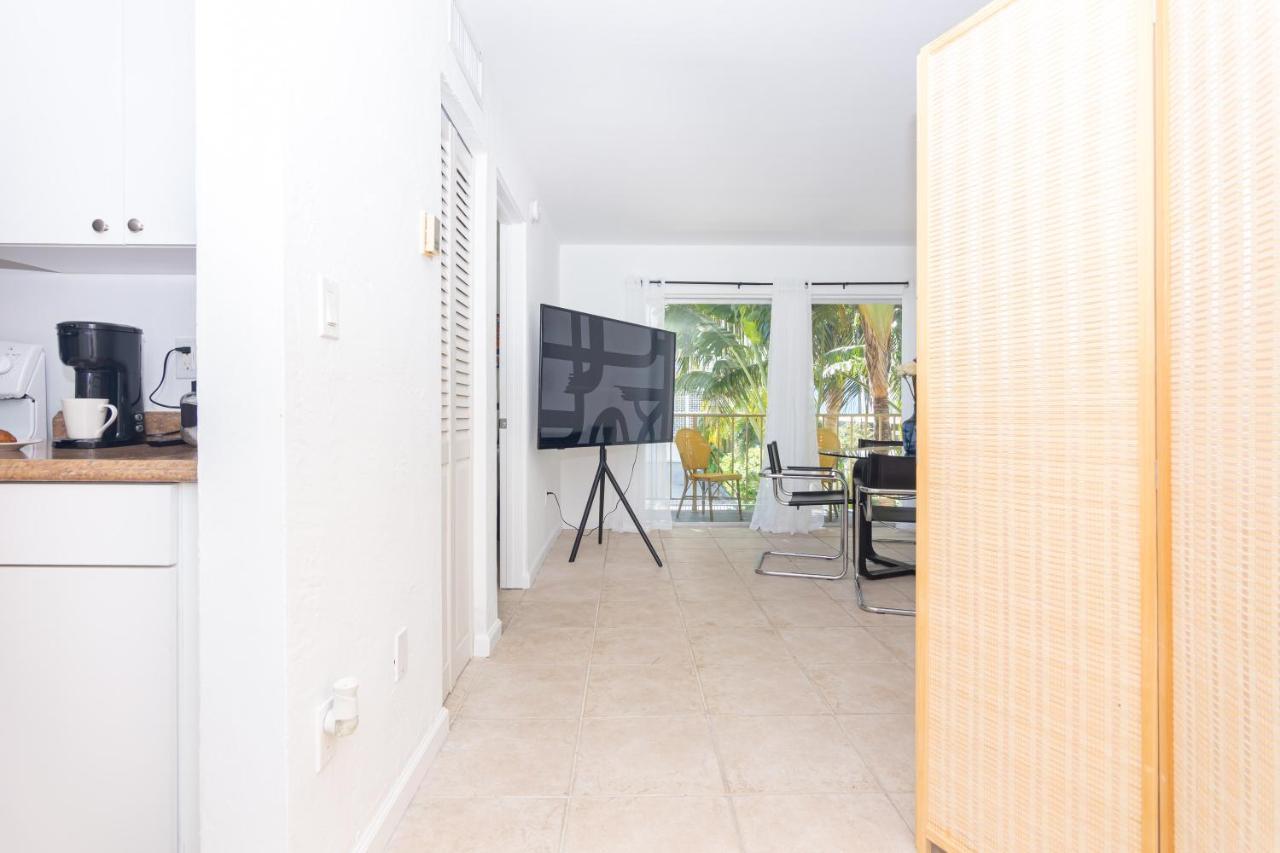 One Bedroom - With Parking & Balcony - Heart Of Wynwood Apartment