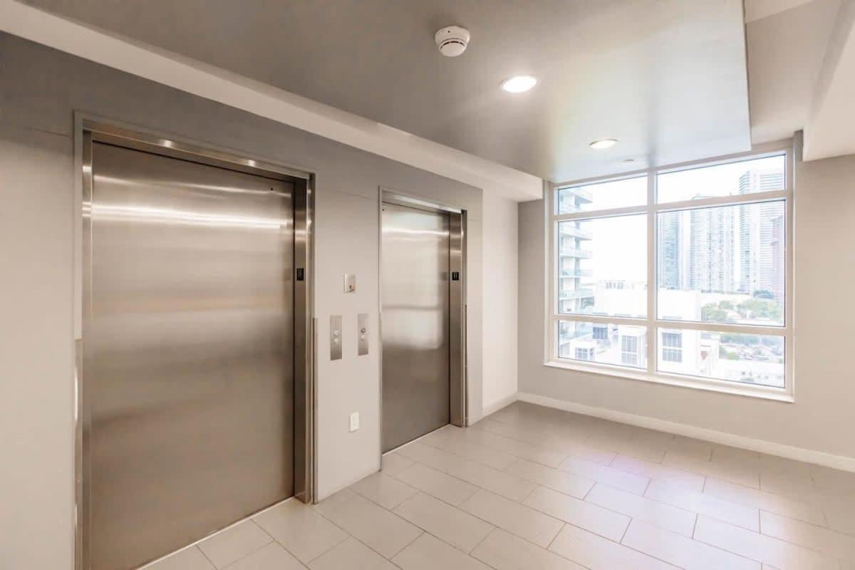 Mia Loft- Industrial Vibes Parking & Amenities Apartment
