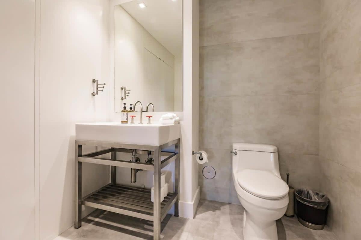 Mia Loft- Industrial Vibes Parking & Amenities Apartment *