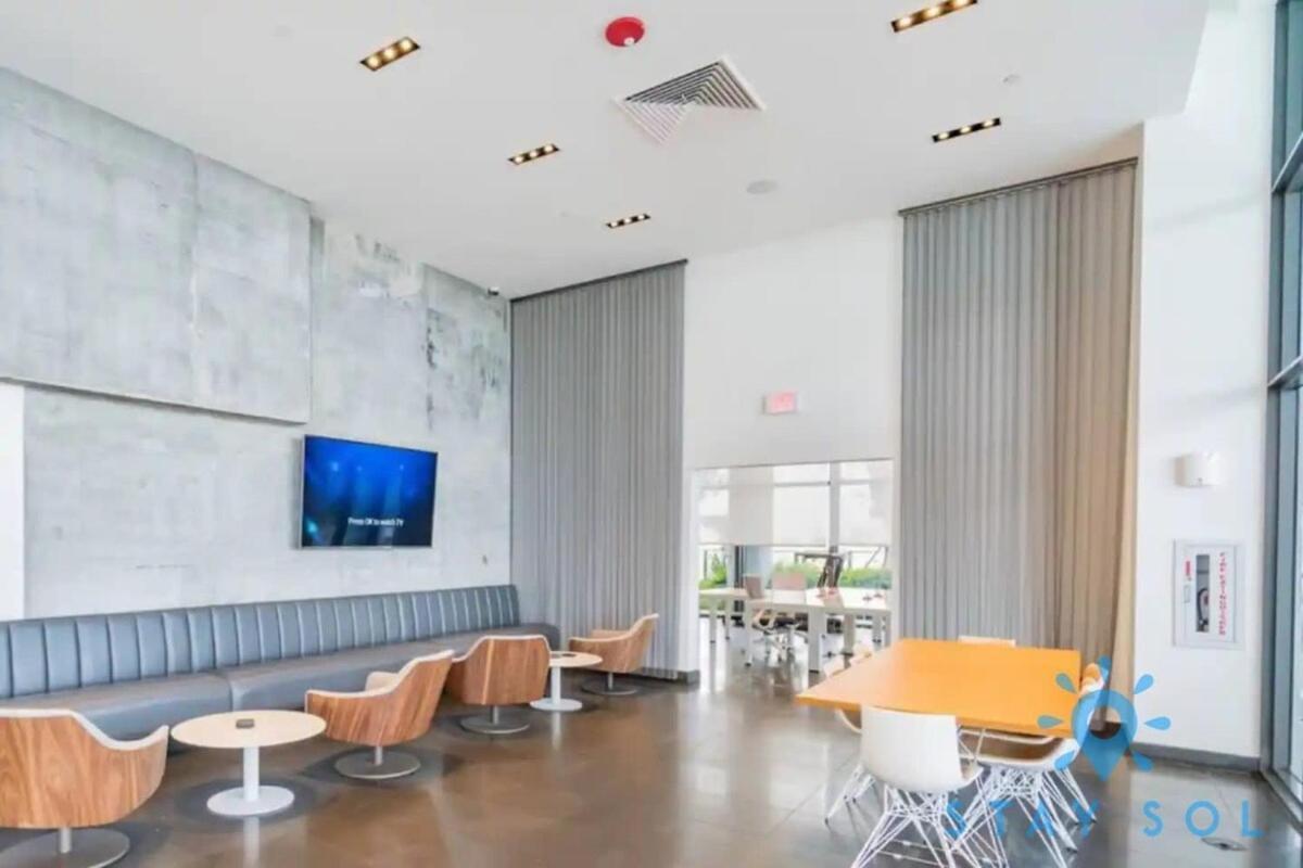 Modern Gem - View - Free Parking Apartment *
