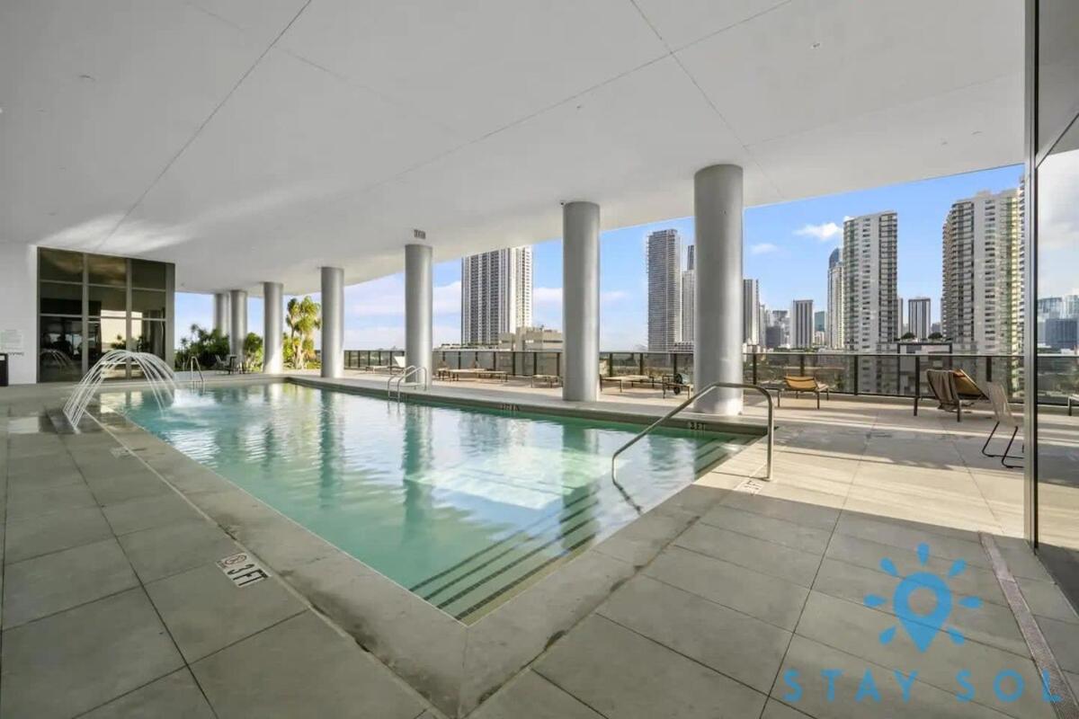 Modern Gem - View - Free Parking Apartment *
