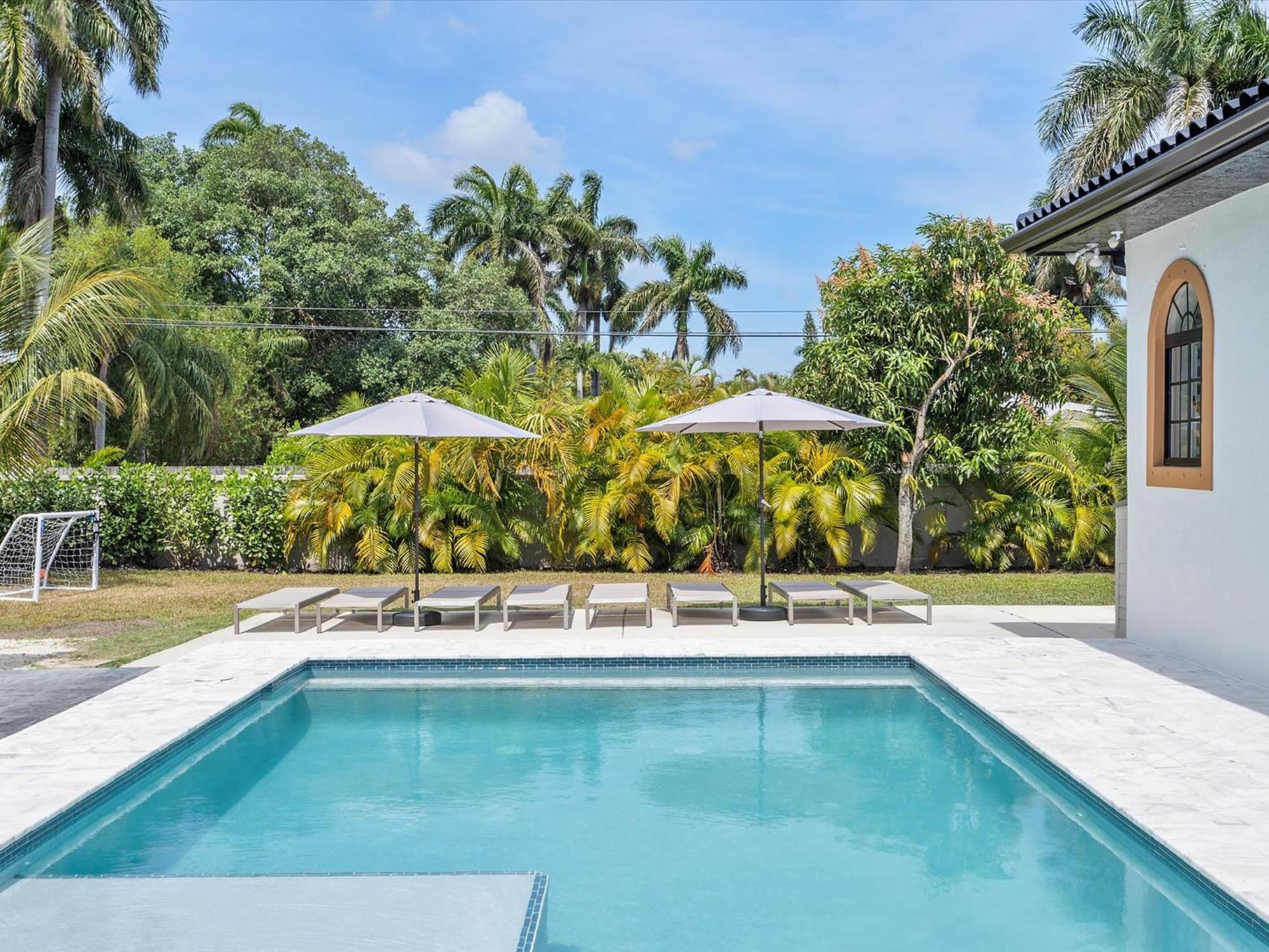 Art Pool Golf Volleyball * Miami
