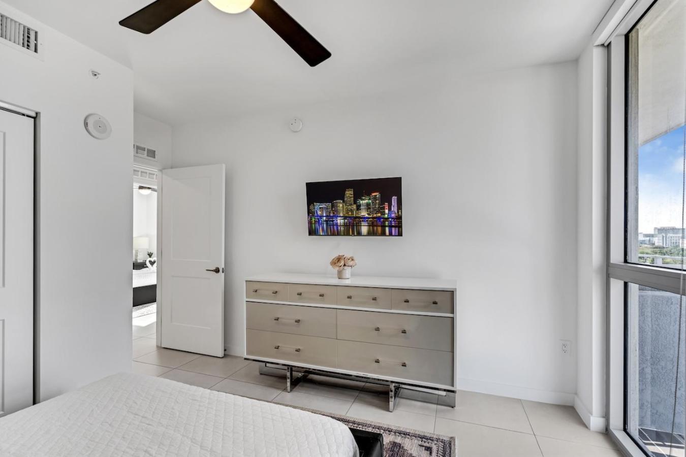 Chic 3 Bed Retreat Mins Brickell With Free Parking *