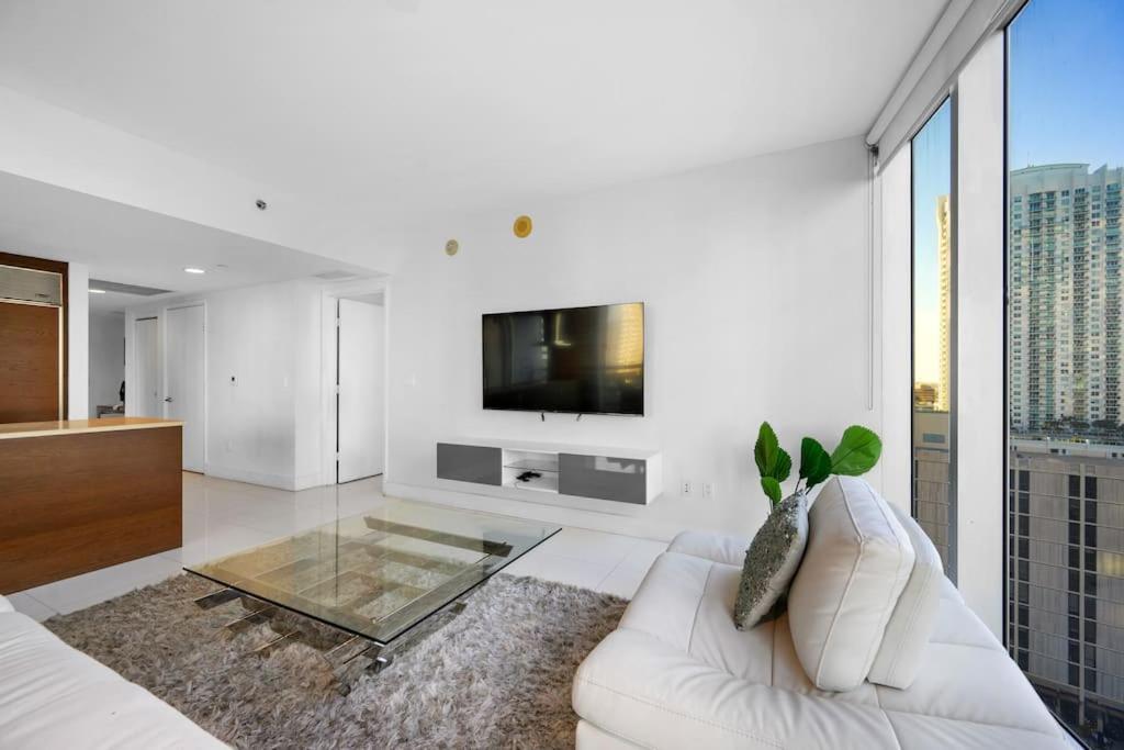 Poolside Corner 2 Bedrooms Icon Brickell Bay & Pool Views * 5 Star Apartment