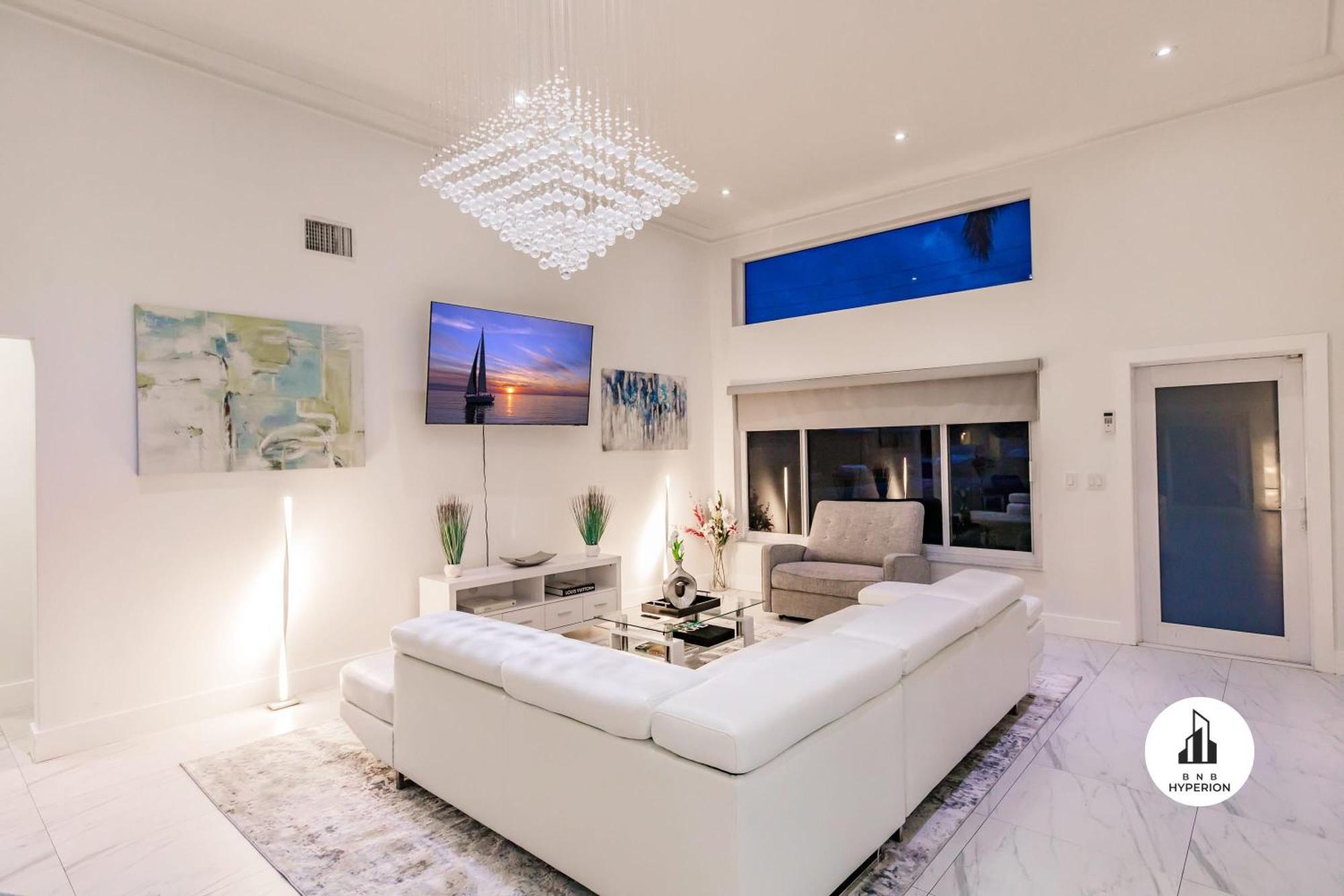 Hyperion - Luxurious 5b W Pool & Lounge Holiday home *