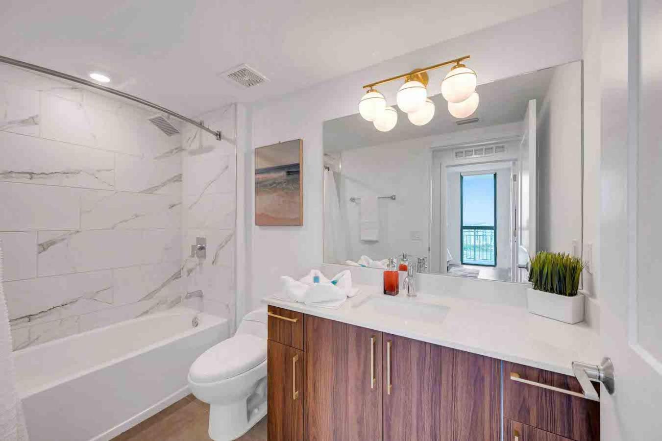 Amazing 3 Bed Unit In Dwntwn With Free Parking Apartment *