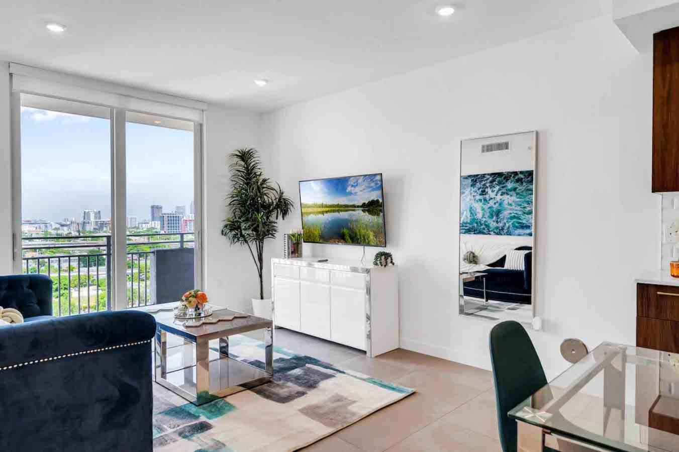 Amazing 3 Bed Unit In Dwntwn With Free Parking Apartment