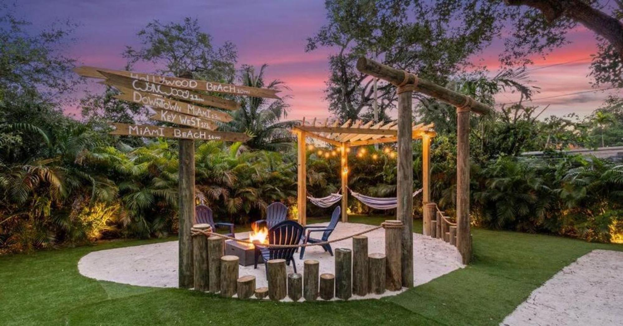 Entertaining Fun Games Mini Golf Grill Miami