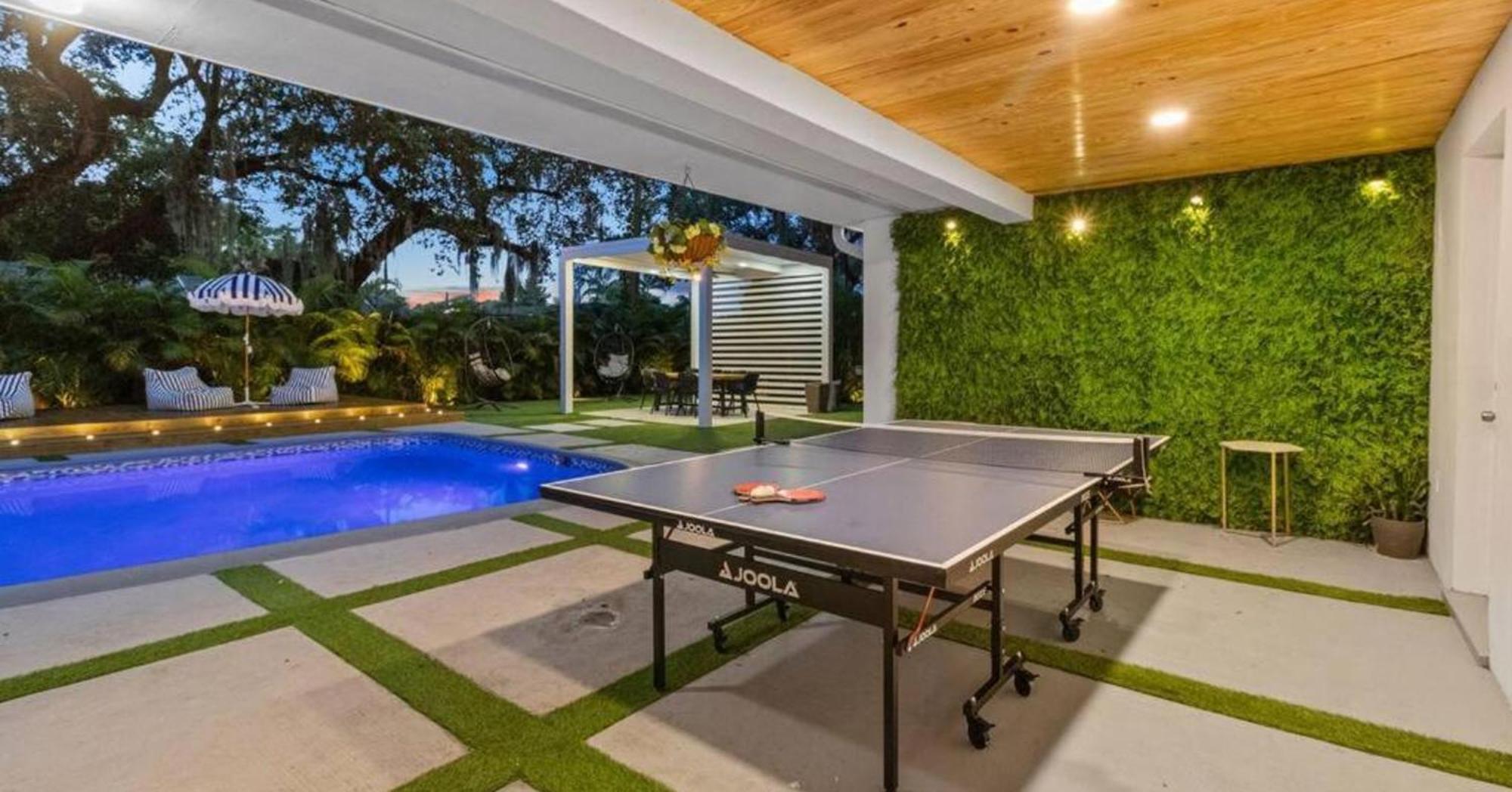 Entertaining Fun Games Mini Golf Grill Miami