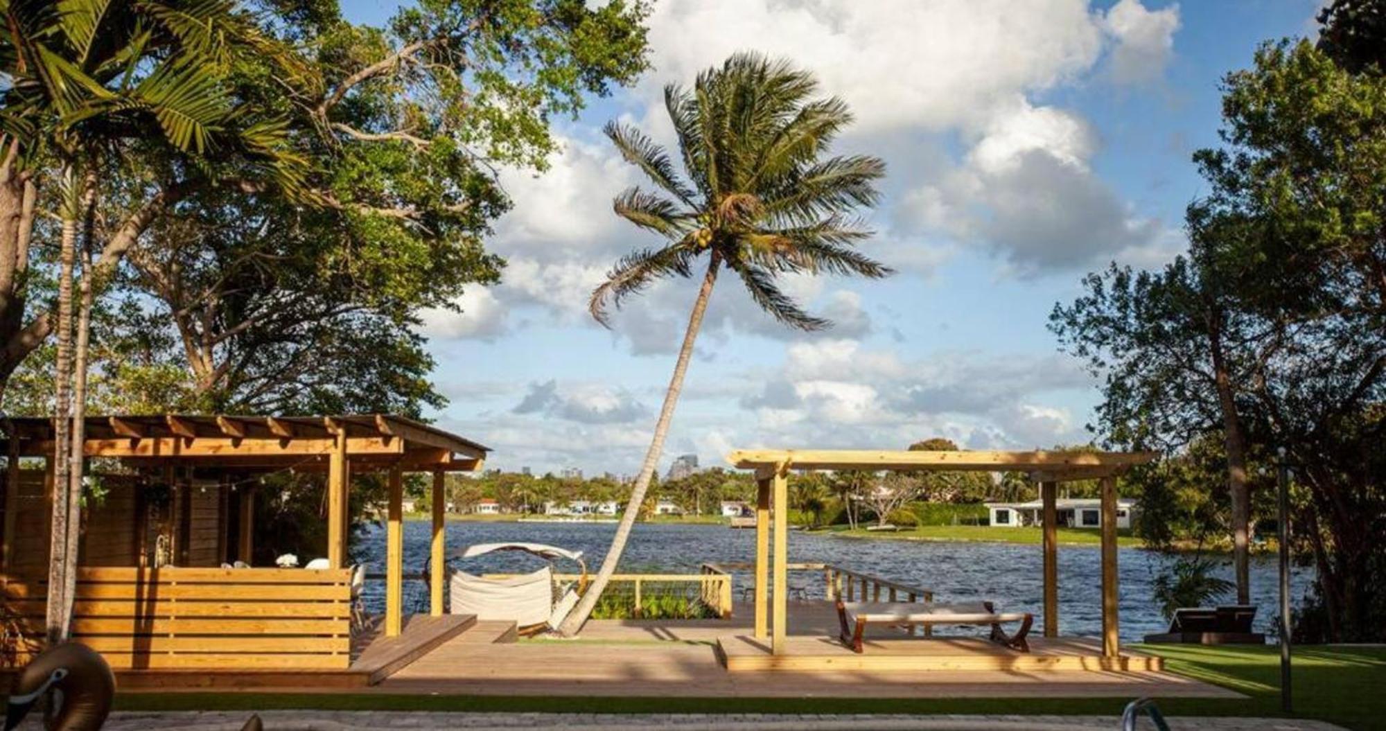 Lakefront Villa: Tropical Backyard & Kayak Tgh Villa *