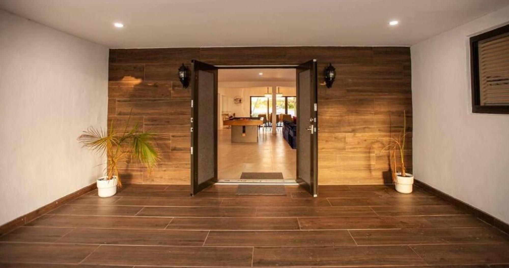 Villa Lakefront Villa: Tropical Backyard & Kayak Tgh Miami