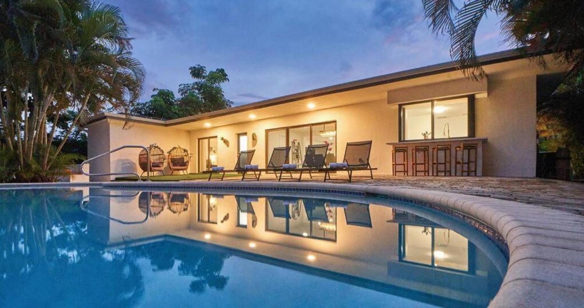 Lakefront Villa: Tropical Backyard & Kayak Tgh Villa *