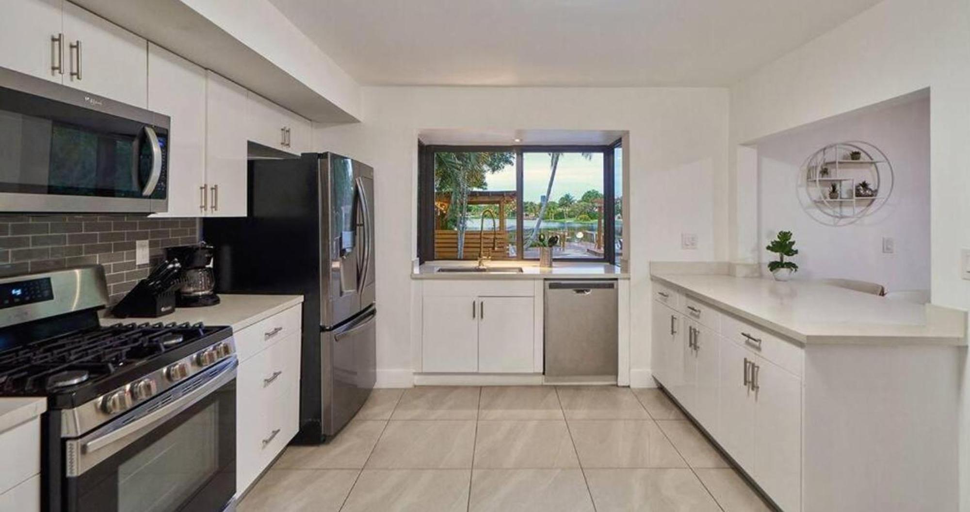 Lakefront Villa: Tropical Backyard & Kayak Tgh * Miami
