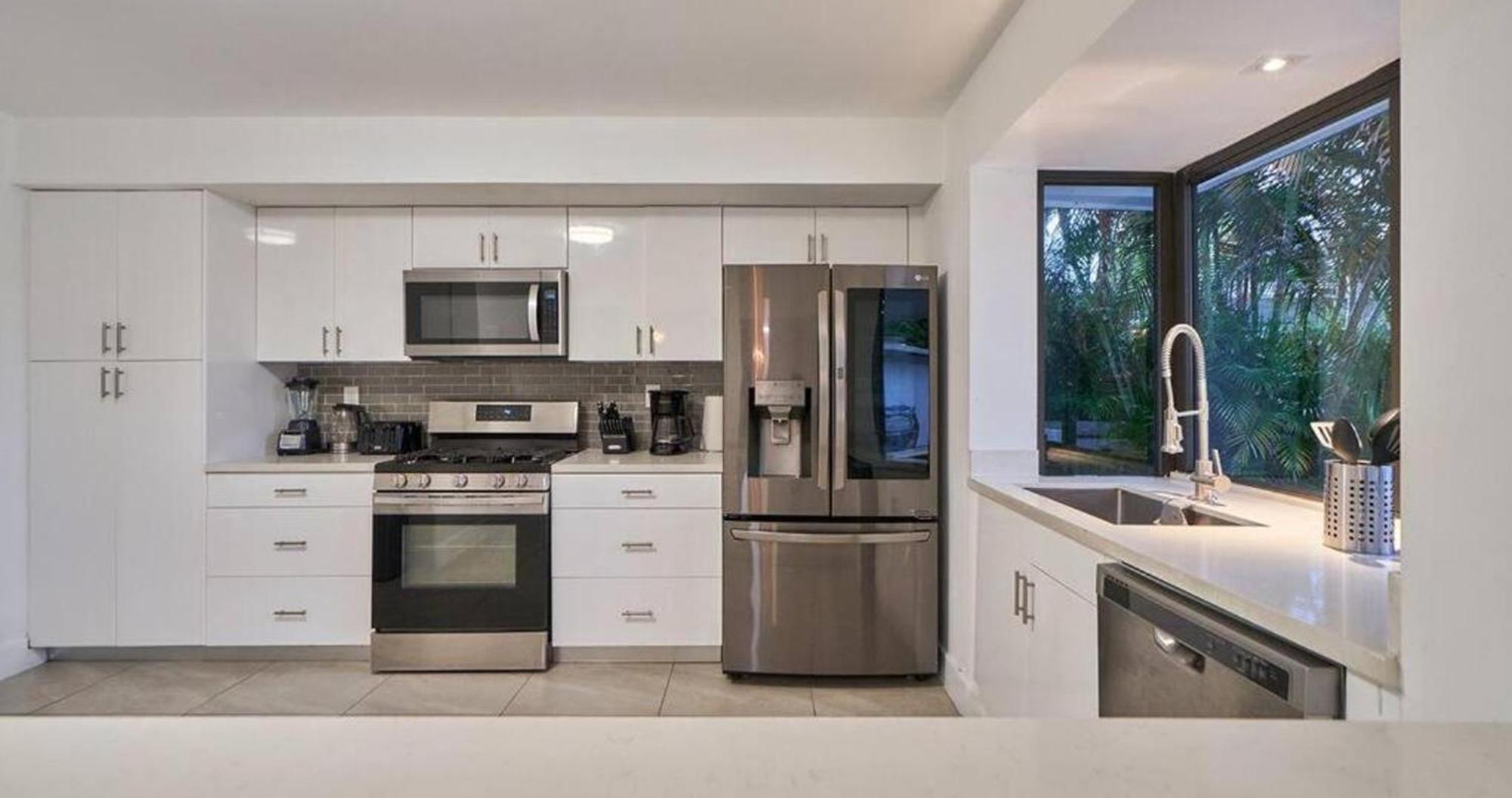 Lakefront Villa: Tropical Backyard & Kayak Tgh Miami