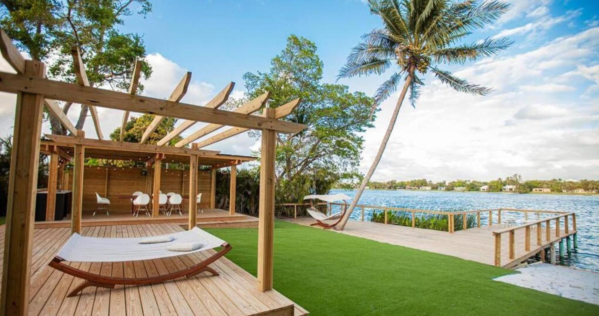 Lakefront Villa: Tropical Backyard & Kayak Tgh *