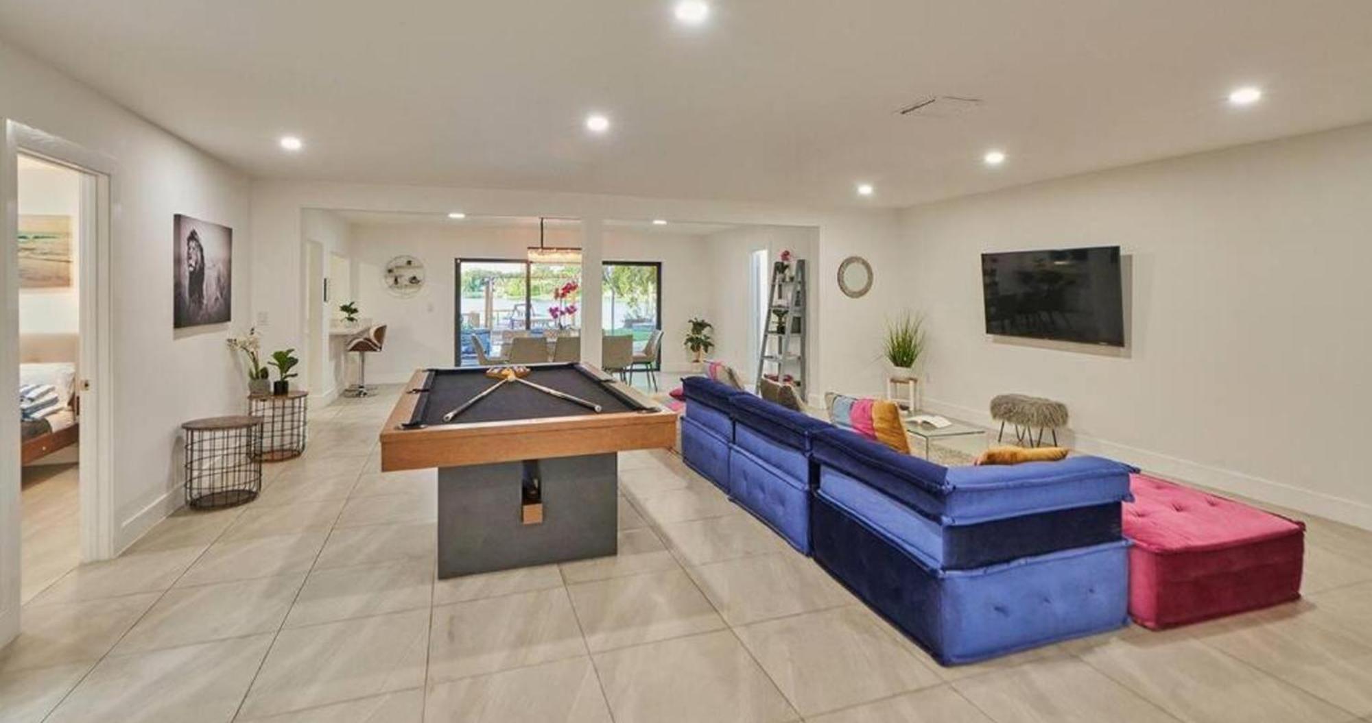 Lakefront Villa: Tropical Backyard & Kayak Tgh