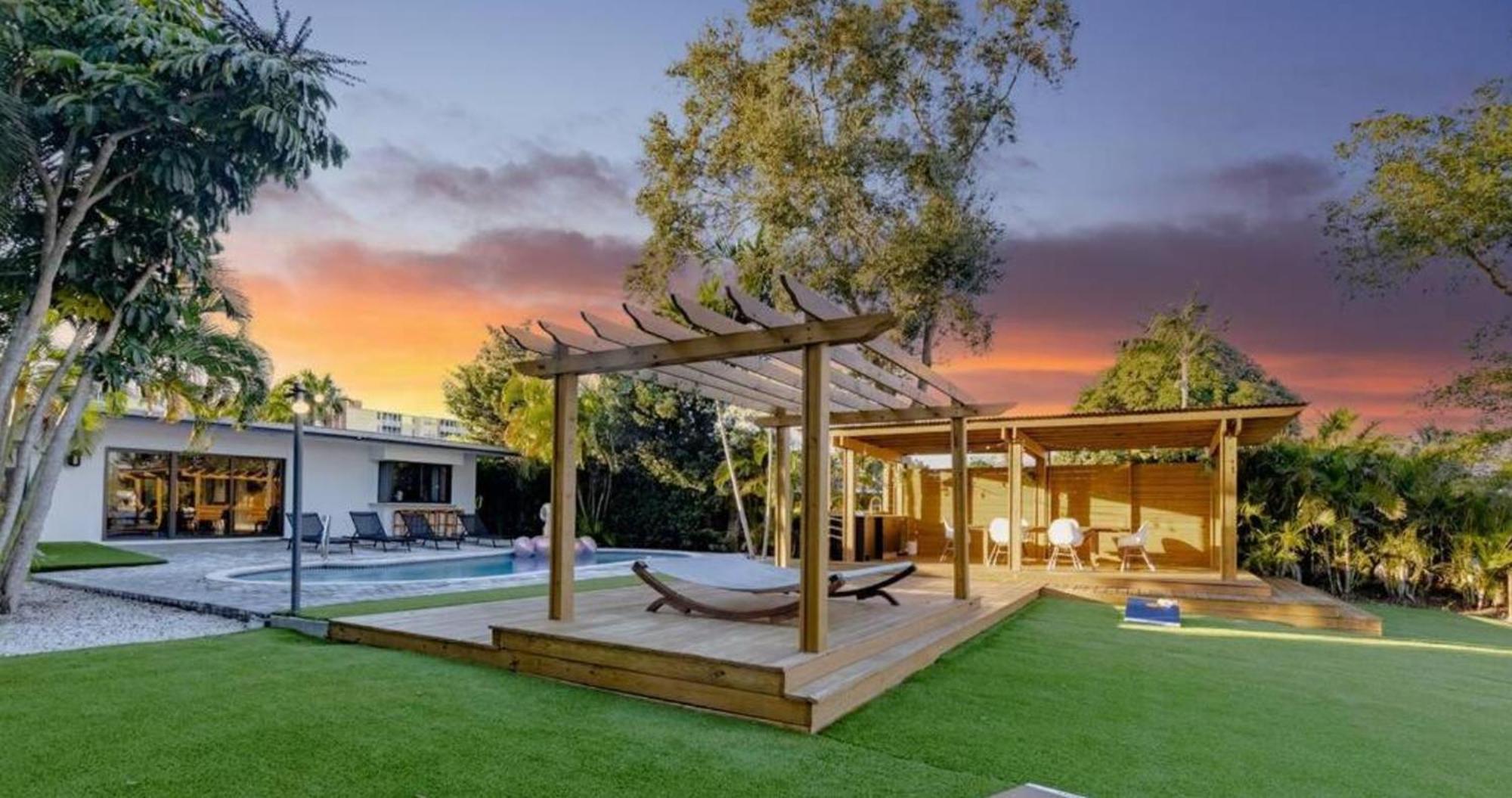 Lakefront Villa: Tropical Backyard & Kayak Tgh Villa *