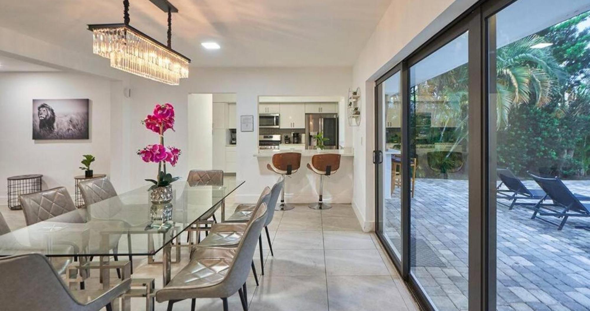 Lakefront Villa: Tropical Backyard & Kayak Tgh * Miami