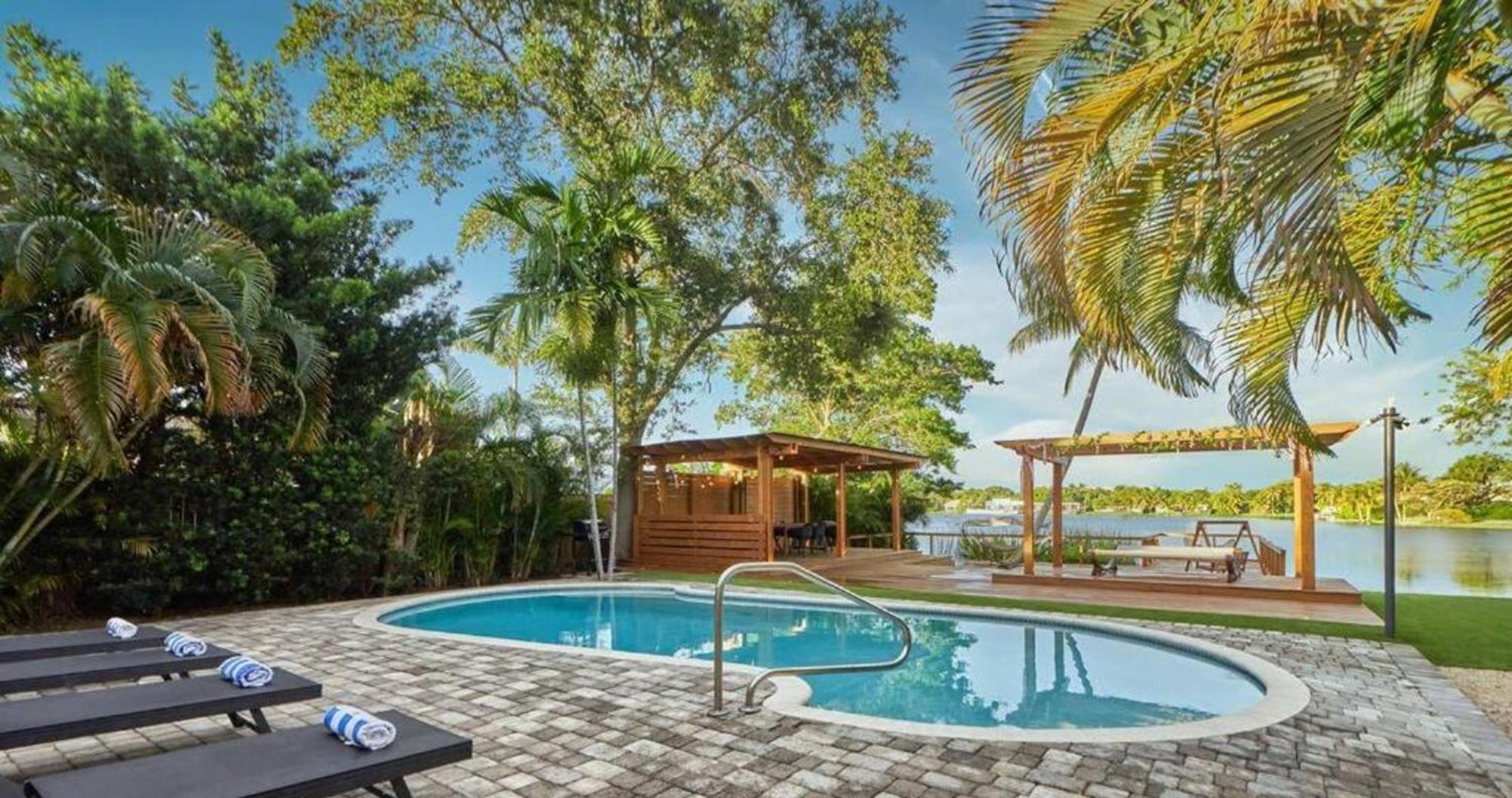 Villa Lakefront Villa: Tropical Backyard & Kayak Tgh
