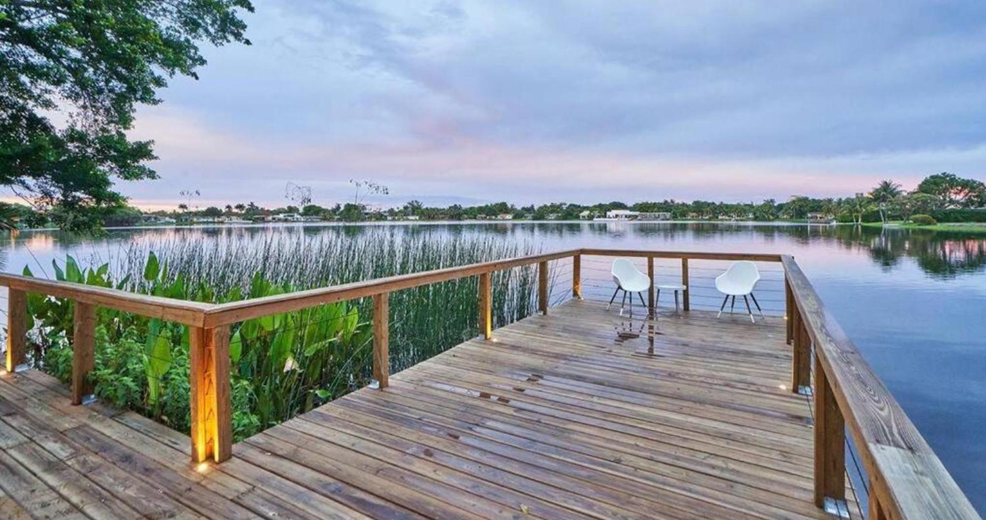 Villa Lakefront Villa: Tropical Backyard & Kayak Tgh *
