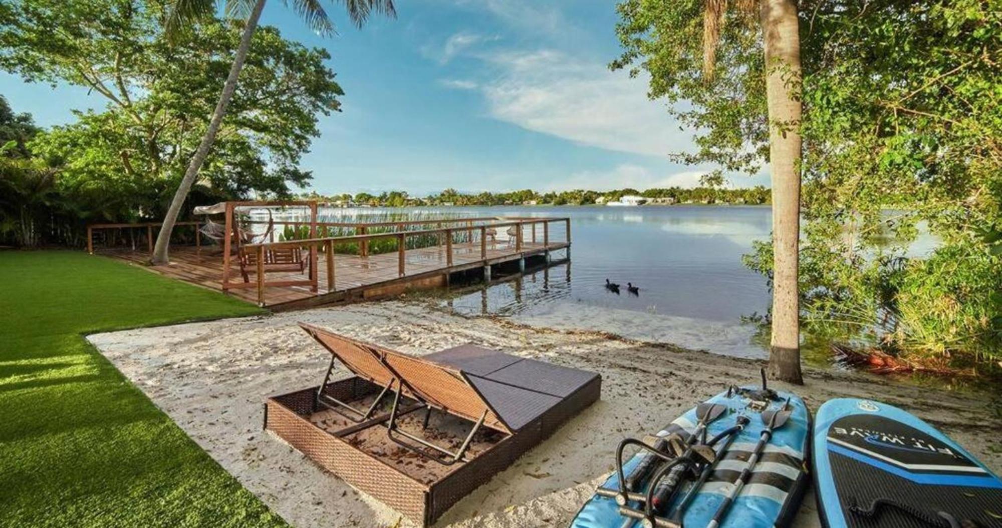 Lakefront Villa: Tropical Backyard & Kayak Tgh * Miami