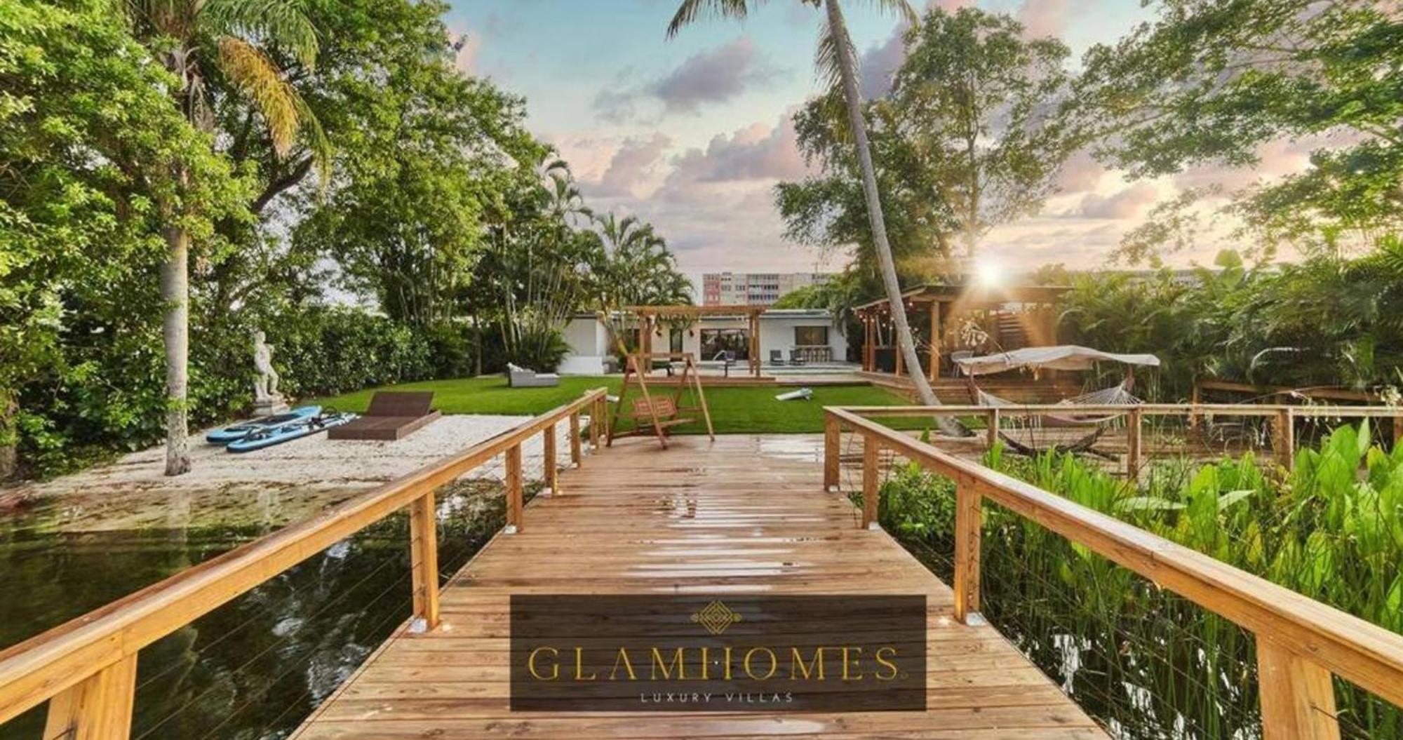 Lakefront Villa: Tropical Backyard & Kayak Tgh Villa *
