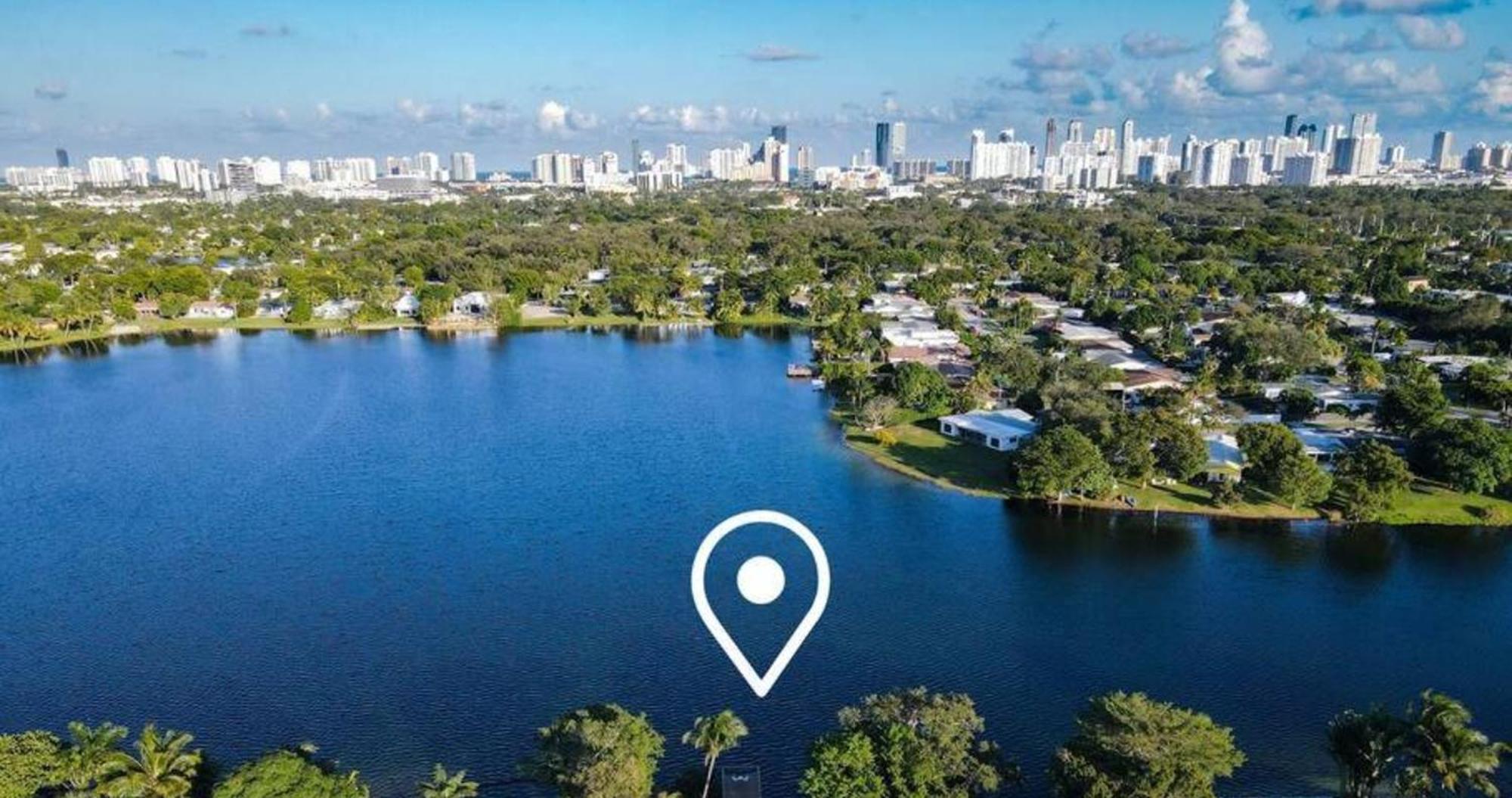 Villa Lakefront Villa: Tropical Backyard & Kayak Tgh *