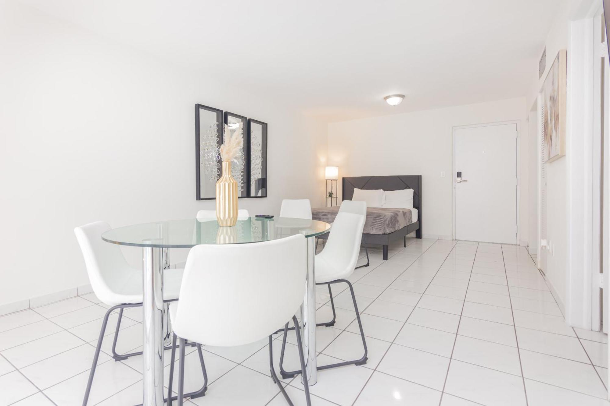 One Bedroom - With Parking & Balcony - Heart Of Wynwood *