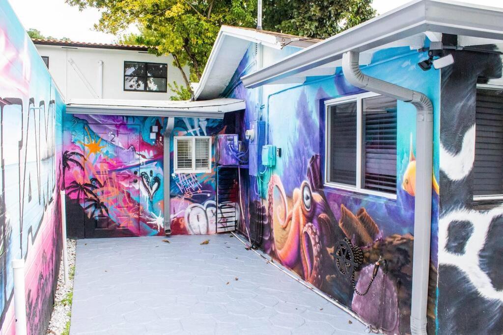Cozy & Colorful Art Canvas W/hottub & Murals * Miami