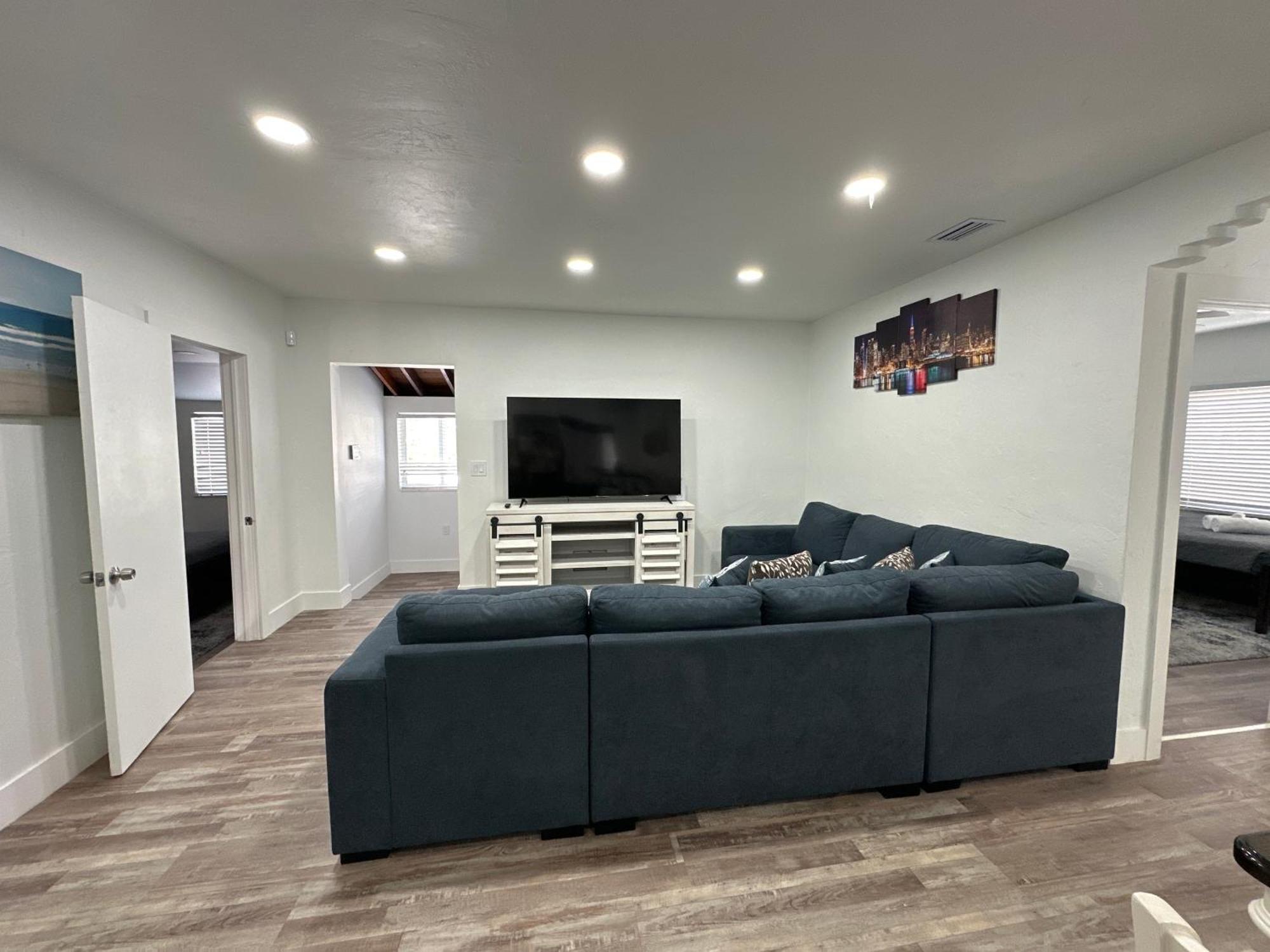 Entire 3/1 House Near Wynwood! Vakantiehuis Miami