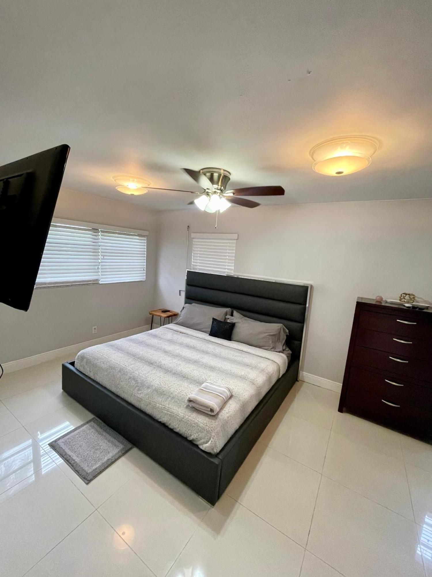 Modern Oversized 3 Bedroom In Location
