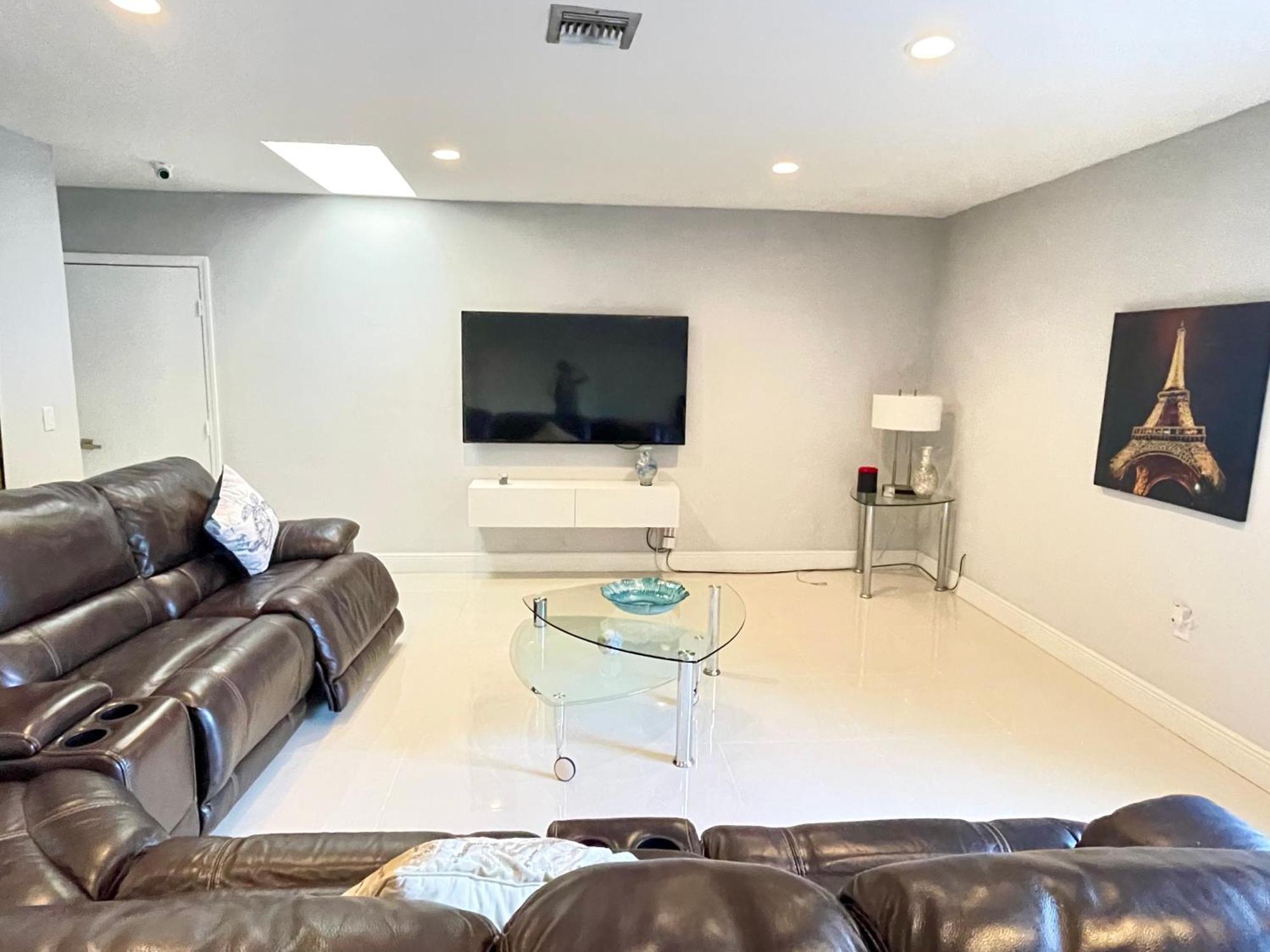 Modern Oversized 3 Bedroom In Location *